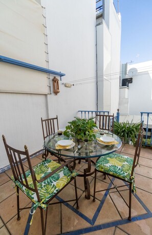 Outdoor dining - Suite Nepal by RentalSevilla (Sevilla)