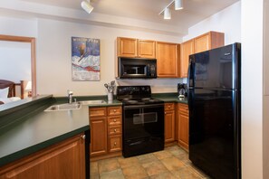 Condo, 2 Bedrooms | Private kitchen | Fridge, oven, coffee/tea maker, toaster