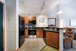 公寓式客房, 2 间卧室 | 私人厨房 | 冰箱、烤箱、茶具/咖啡用具、烤面包机