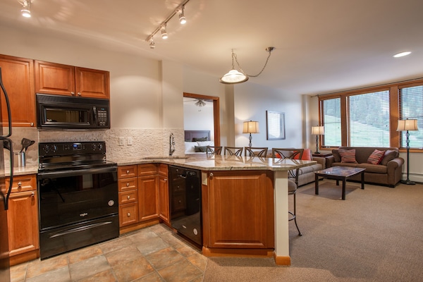Condo, 2 Bedrooms | Private kitchen | Fridge, oven, coffee/tea maker, toaster
