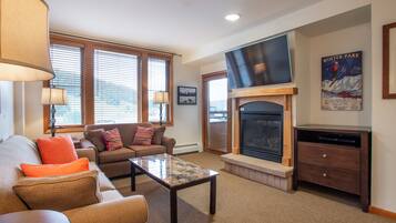 Leilighet, 2 soverom | Oppholdsrom | TV og peis