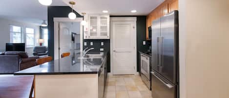 Condo, 2 chambres | Cuisine privée | Réfrigérateur, un four, cafetière-théière, grille-pain