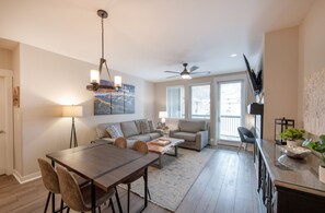 Condo, 2 habitaciones | Área de sala de estar