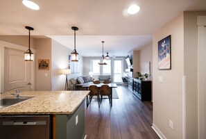 Condo, 2 habitaciones | Cocina privada | Refrigerador, horno, cafetera y tetera y tostadora 