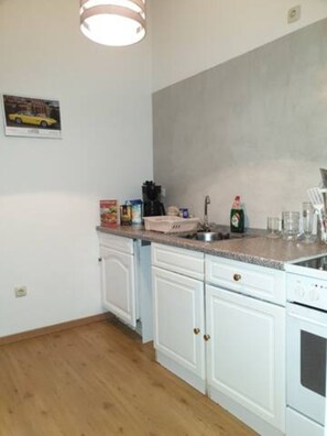 Kühlschrank, Ofen, Herdplatte, Wasserkocher mit Kaffee-/Teezubehör