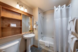 Condo, 2 habitaciones | Baño | Toallas 