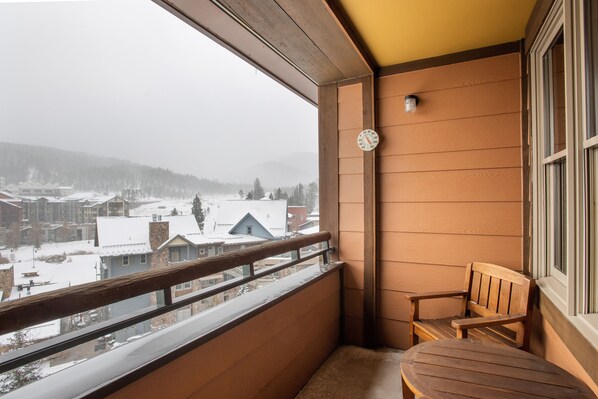 Condo, 2 Bedrooms | Property grounds