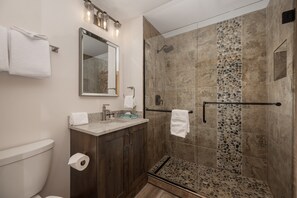 Condo, 2 habitaciones | Baño | Toallas 