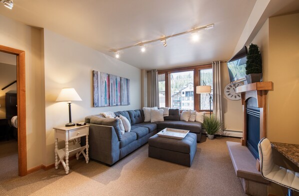 Condo, 2 Bedrooms | Living room