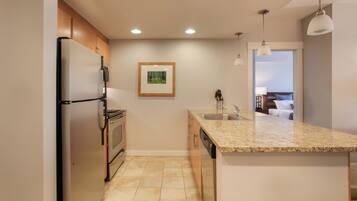 Condo, 2 phòng ngủ | Bếp riêng | Tủ lạnh, lò nướng, dụng cụ pha cà phê/trà, lò nướng bánh mì