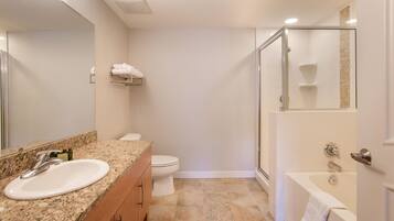 Condo, 2 phòng ngủ | Phòng tắm | Khăn tắm