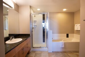 Condo, 2 habitaciones | Baño | Toallas 