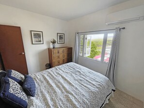 3 habitaciones, tabla de planchar con plancha y cuna de viaje 