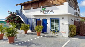 Un immeuble de deux étages sur lequel on peut lire l’inscription : « Appartements Pomeras Beach ».