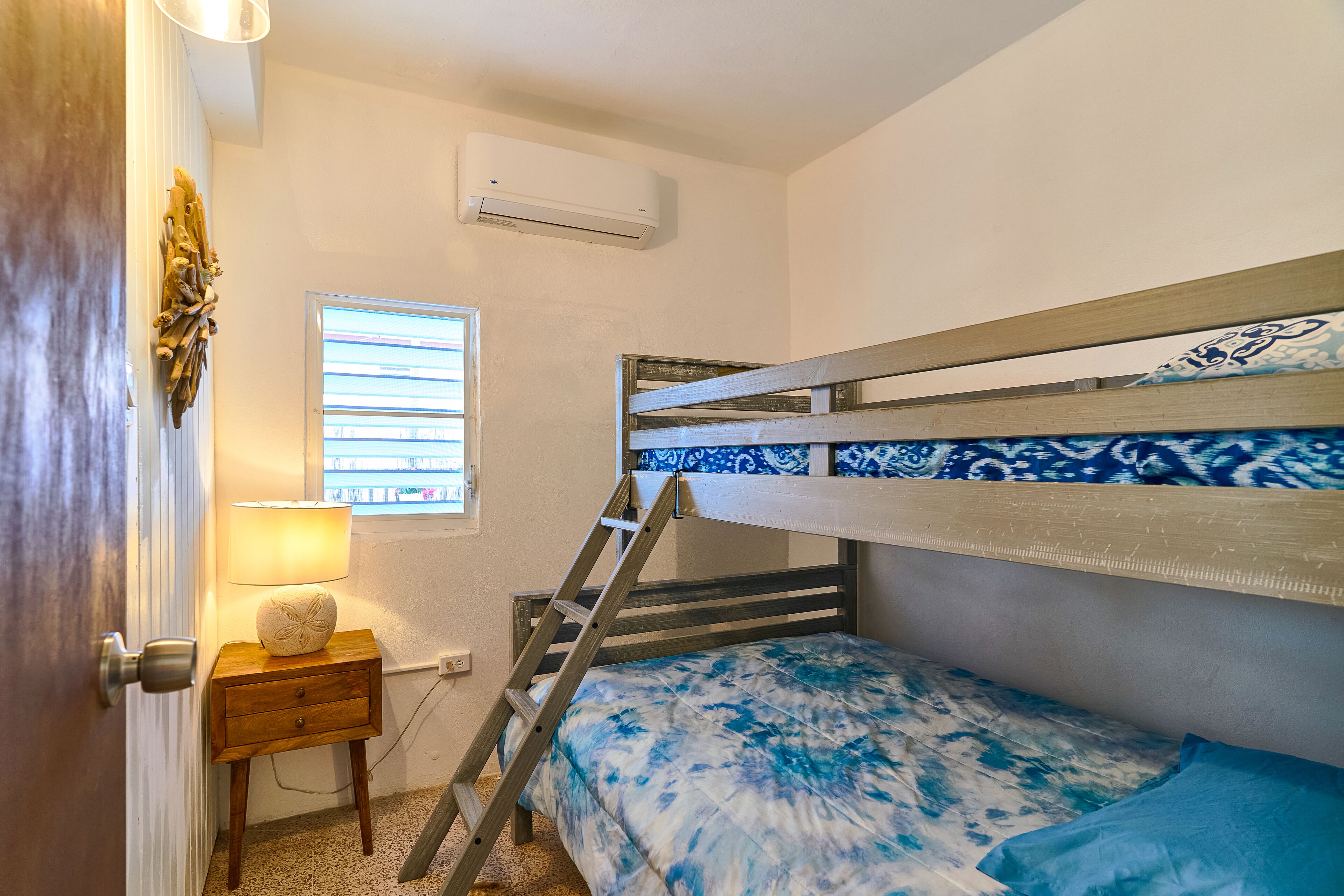 3 habitaciones, tabla de planchar con plancha y cuna de viaje 
