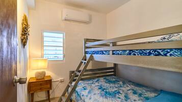 3 habitaciones, tabla de planchar con plancha y cuna de viaje