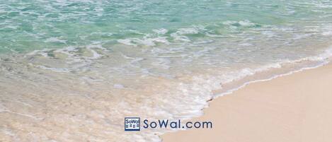 Nær stranden og solsenger