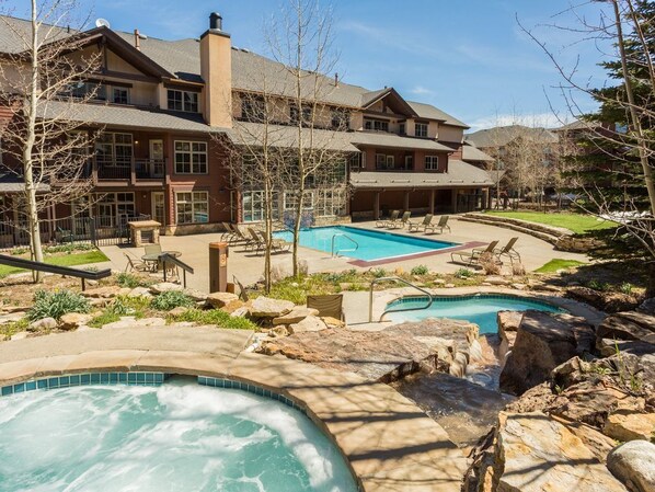 Alberca techada y alberca al aire libre