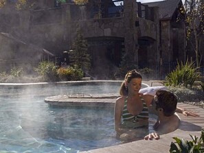 Alberca techada y alberca al aire libre