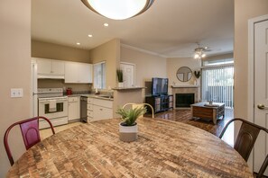 Fridge, microwave, oven, stovetop - Cozy 1-Bdrm Scottsdale Condo next to pool (Scottsdale)