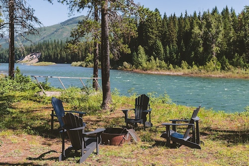 Cozy cabin on the wild & scenic North Fork of Flathead River near Glacier Park