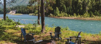 Cozy cabin on the wild & scenic North Fork of Flathead River near Glacier Park