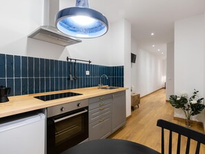 Frigorífico, horno, utensilios de cocina y mesa de comedor