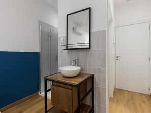 Shower, hair dryer, towels, shampoo