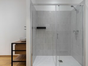 Een douche, handdoeken