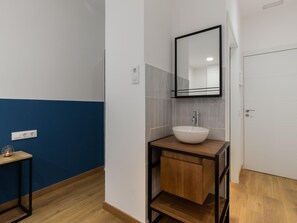 Douche, sèche-cheveux, serviettes fournies, shampoing