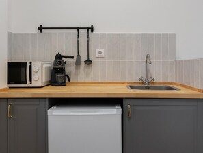 Microwave, cookware/dishes/utensils