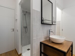 Dusche, Haartrockner, Handtücher, Shampoo