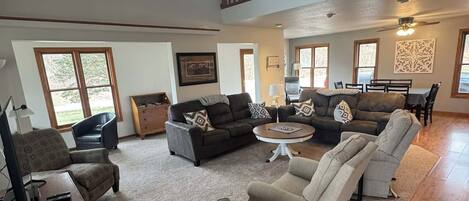 Smart-TV, DVD-spiller, fotballspill og bordtennis