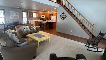 Smart TV, DVD player, pebolim, mesa de pingue-pongue