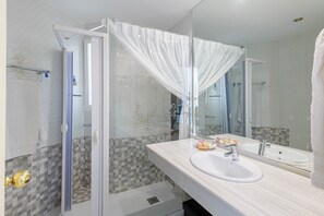 シャワー、ヘアドライヤー、タオル