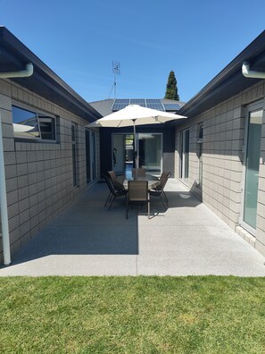 Outdoor dining - Epic Summer Staycation - Family-sized home with pool and gym (Tauranga)