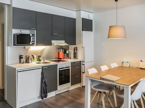 Kühlschrank, Mikrowelle, Geschirrspüler, Kochgeschirr/Geschirr/Besteck