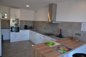 Jääkaappi, mikroaaltouuni, uuni, astianpesukone