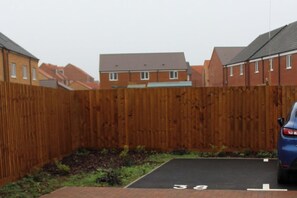 Property grounds - 1-Bed House - Sleeps 2 - Parking, Wifi (Peterborough)