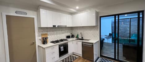 Refrigerador, microondas, horno y parrilla de estufa