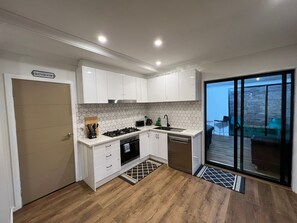 Fridge, microwave, oven, stovetop - Your Perfect Retreat with Unlimited WiFi, Netflix,Steps Away from Beach & Shops  (Rosebud)