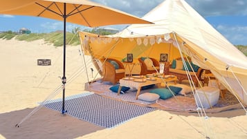 På stranden