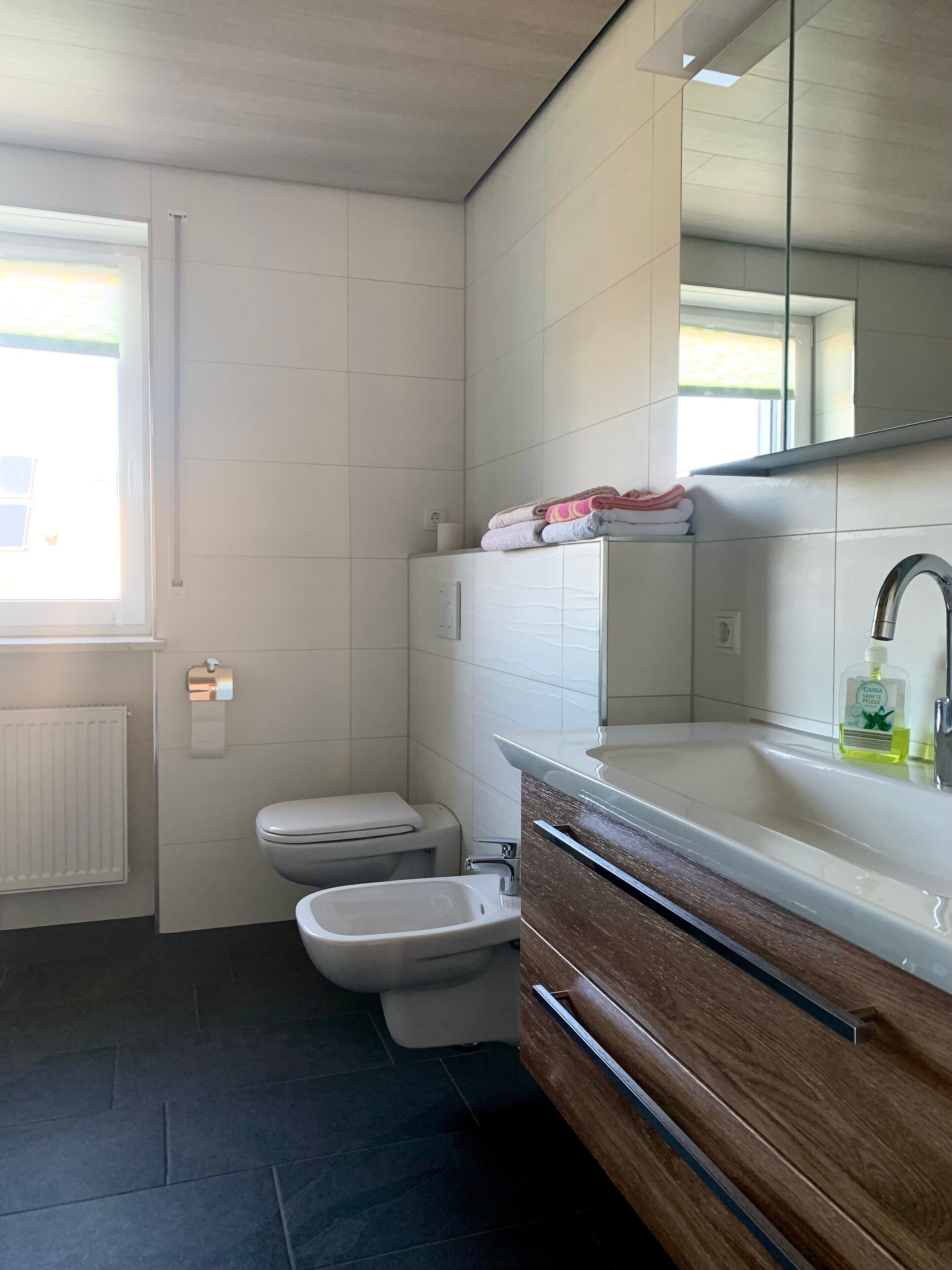Bathtub, towels