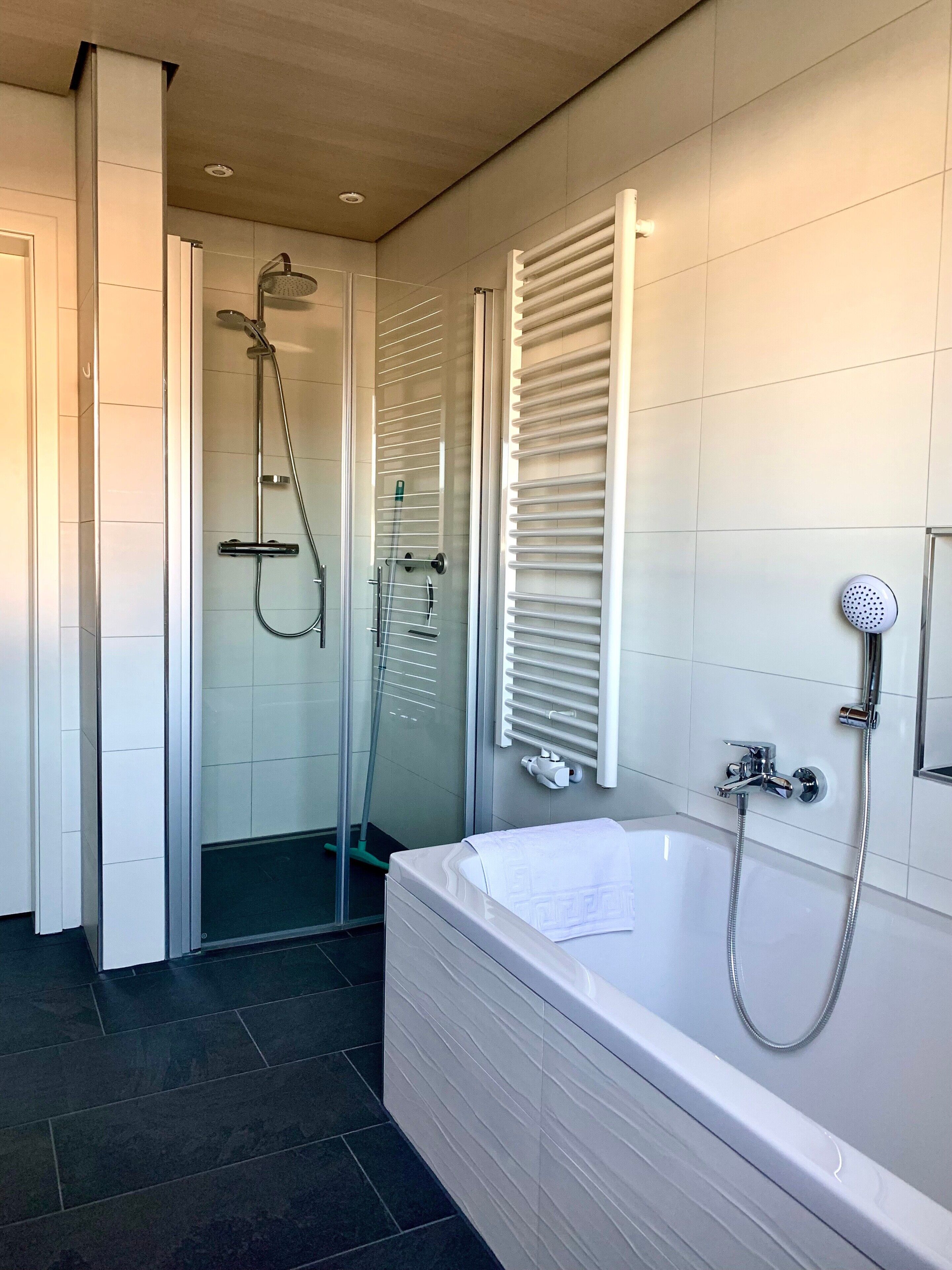 Bathtub, towels