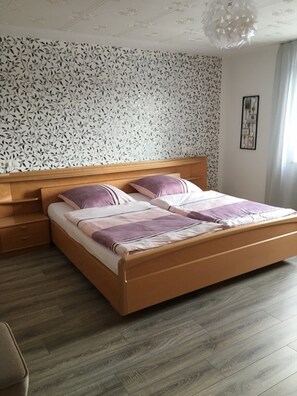 2 bedrooms, free WiFi, bed sheets - Holiday Apartment "Waldhütter" with Mountain View, Shared Terrace & Wi-Fi (Schwarzenbach an der Saale)