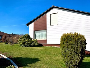Exterior - Holiday Apartment "Waldhütter" with Mountain View, Shared Terrace & Wi-Fi (Schwarzenbach an der Saale)