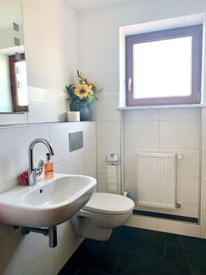 Bathtub, towels - Holiday Apartment "Waldhütter" with Mountain View, Shared Terrace & Wi-Fi (Schwarzenbach an der Saale)