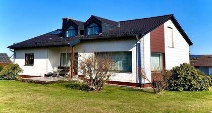 Appartement de vacances "WaldhĂŒtter" avec vue sur les montagnes, terrasse partagĂ©e et Wi-Fi