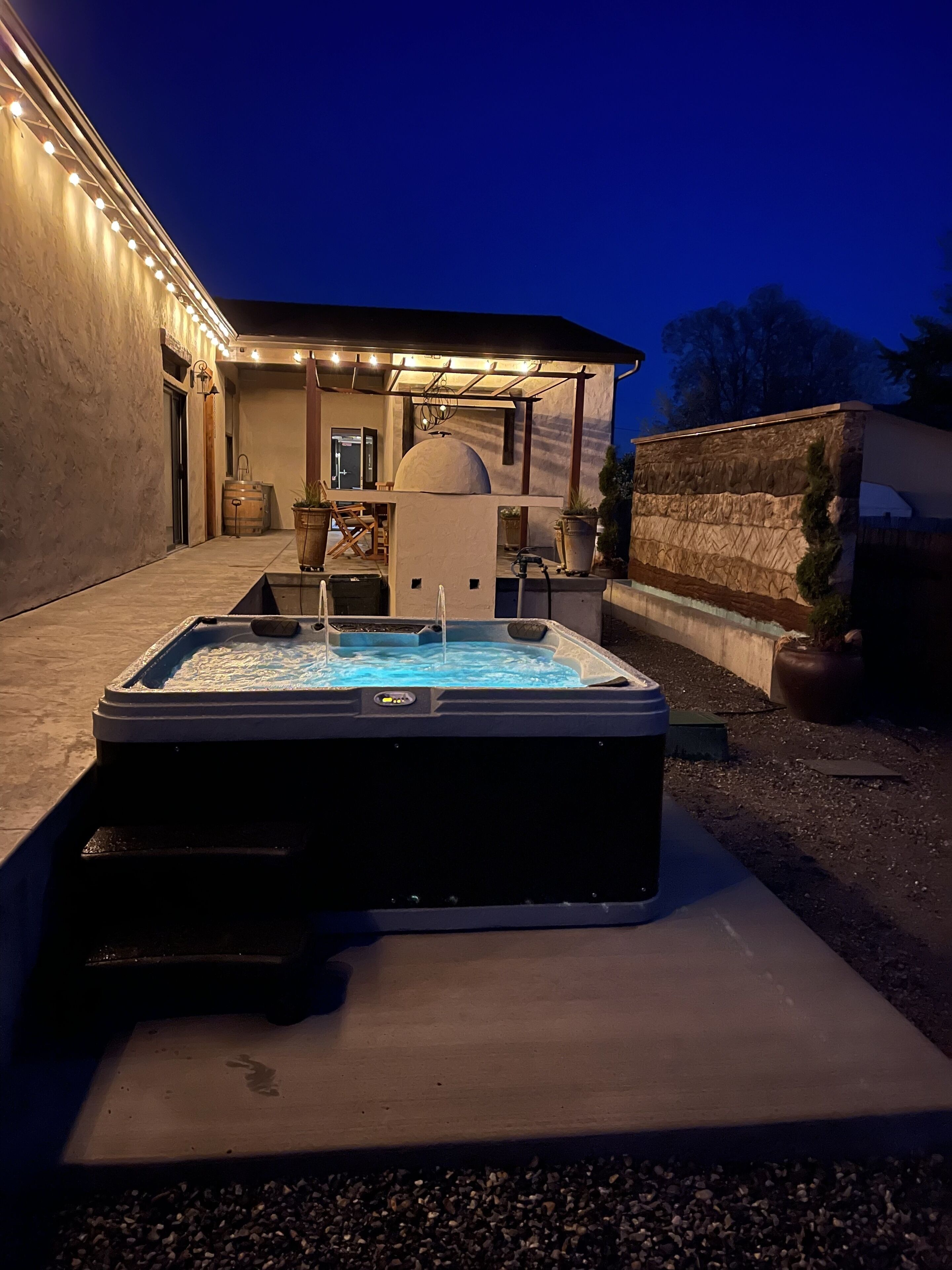 5 Star getaway, spa bath, 2 game rooms, hot tub, gourmet kitchen & pizza oven