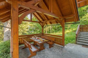 Outdoor dining - Alpine Retreat Gaja Kranjska Gora, Kranjska Gora, Slovenia (Kranjska Gora)